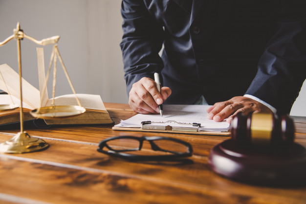 judge-signing-documents_11304-1512